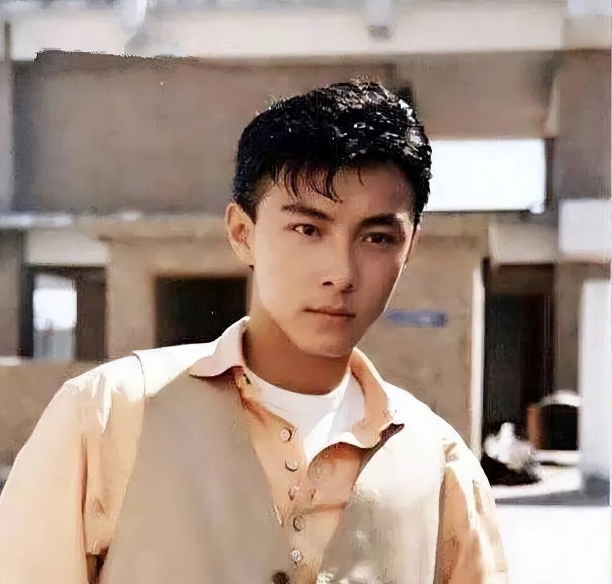 张卫健登六不显老,人生大起大落仍随性潇洒,与太太情比金坚