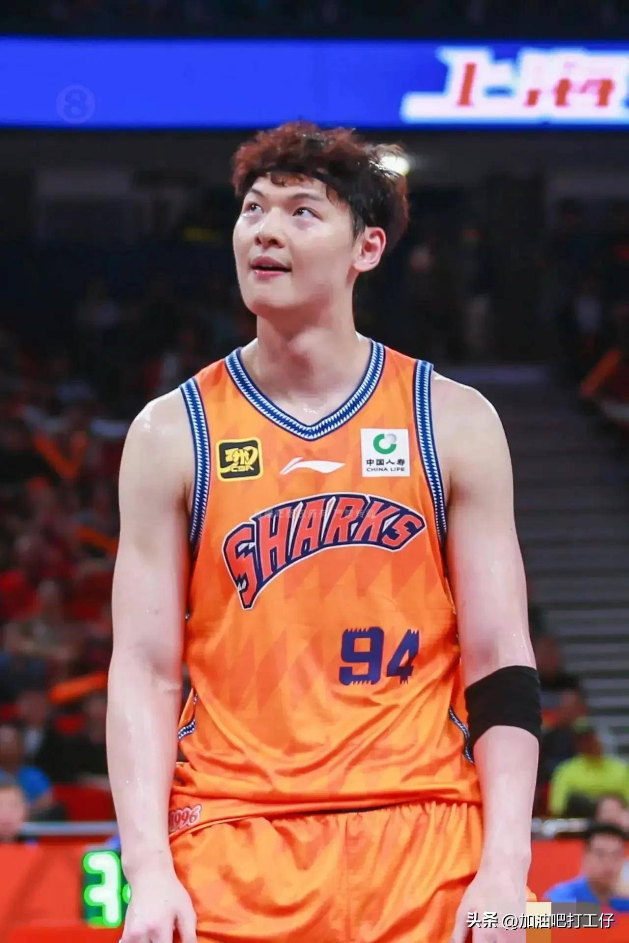 王哲林是真能打硬仗,带伤砍下18分10板4断!男篮应该给他一位置