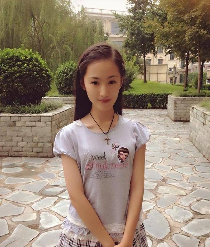 遗憾的是,相比于另外两个时期的江亚菲,青春时期的江亚菲显然不讨喜