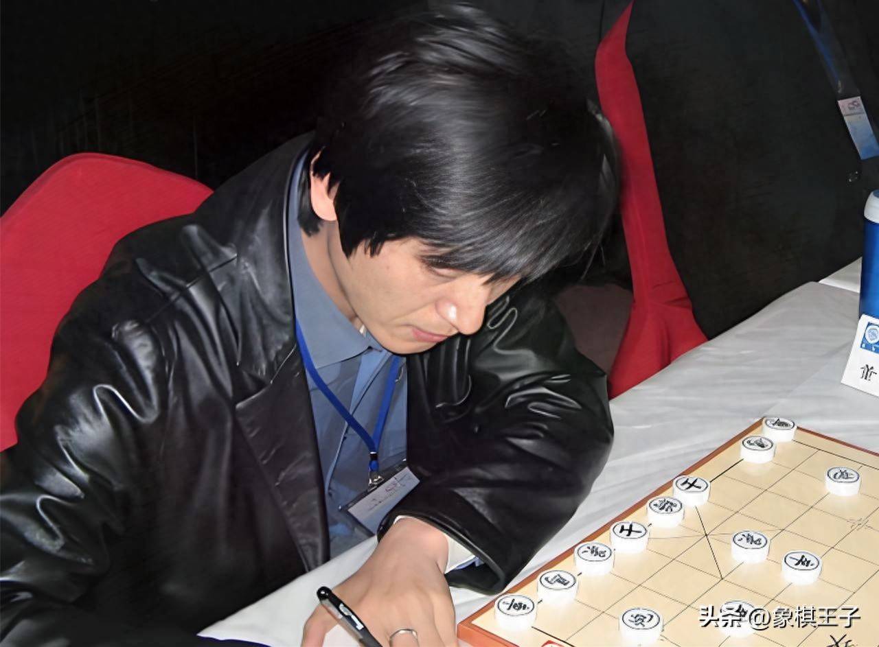 棋坛超级破圈牛人,18岁赢四冠王,获双大师称号,一家全是象棋名将