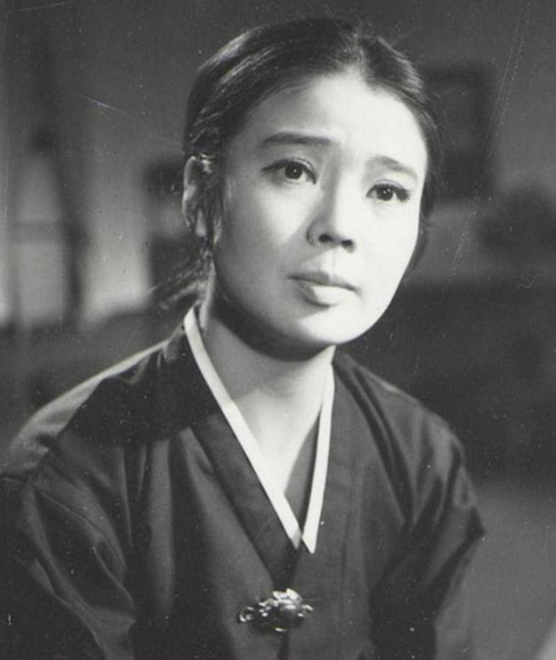 尹静姬,是韩国曾经当红的女星,她被当时韩国民众称为"秘密第一夫人"