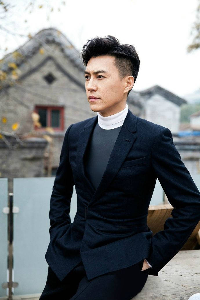 中年男人可以参考靳东的发型,以偏分中短发为主,干练又利落,还可以