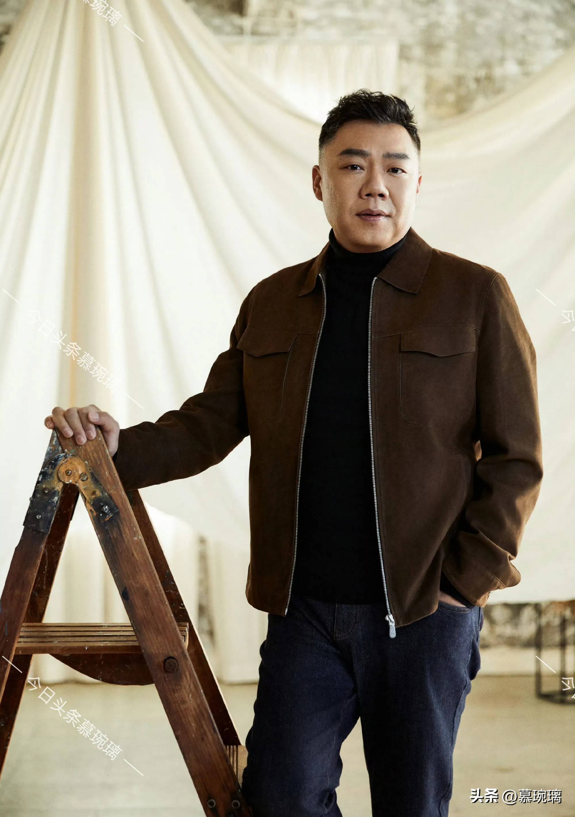 剧集讲述了知名演员李凯旋(姜超 饰)与几名素人参加"直播探洞真人秀"