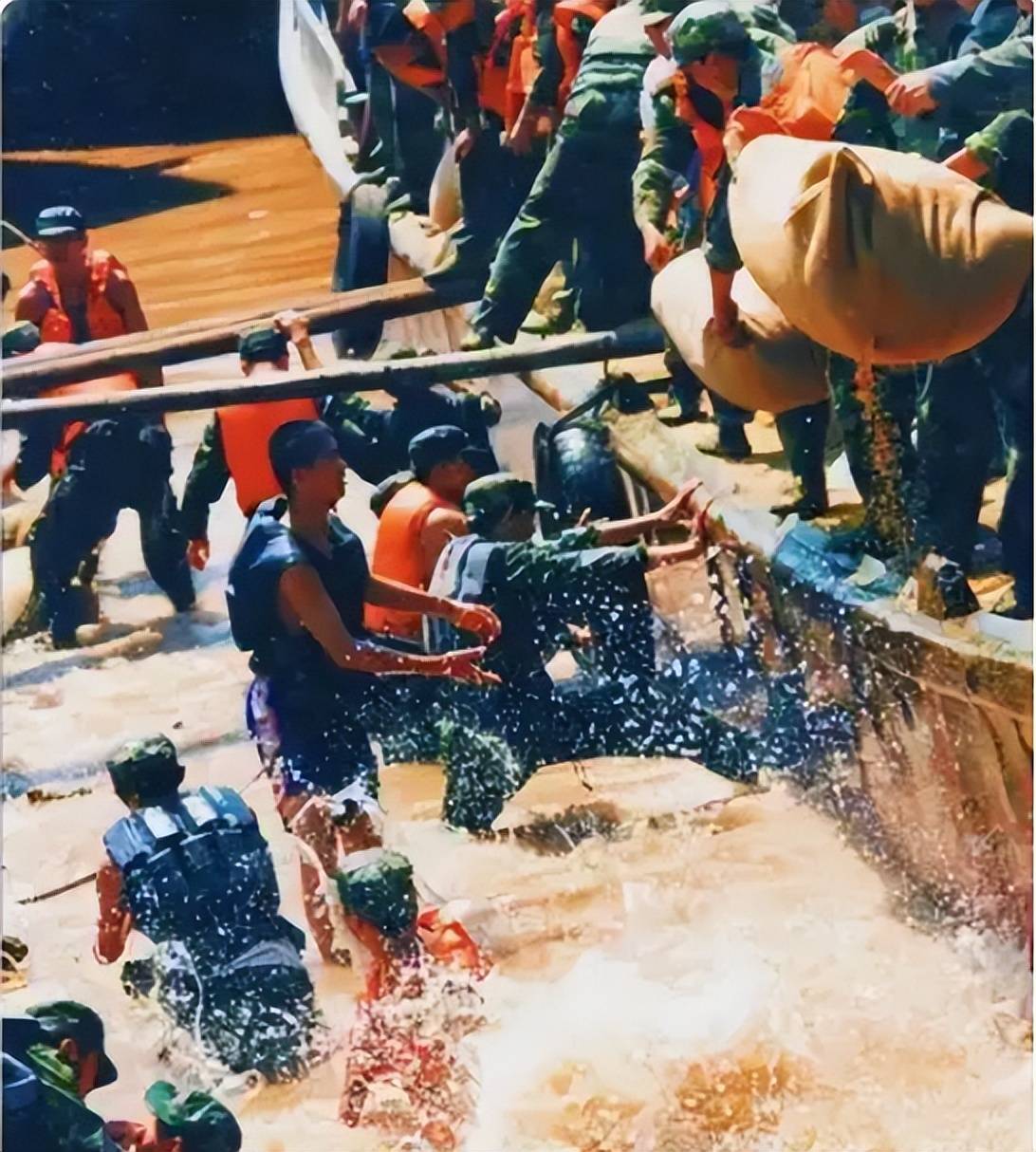 他是98长江抗洪抢险总指挥,纵身一跃,27年后,依然令国人泣目