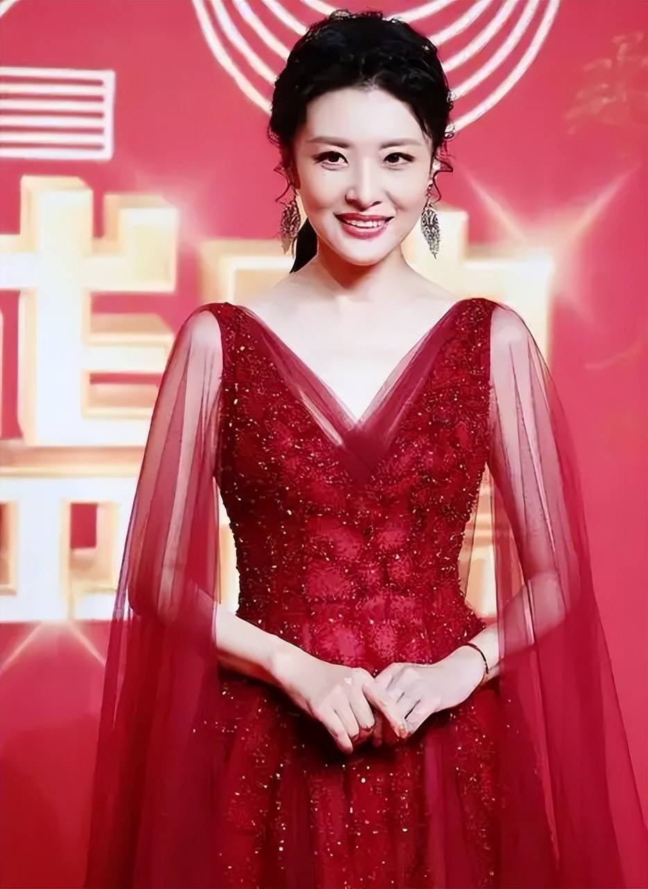 怀孕4 个月时,周涛在主持完一次晚会后,在后台不小心摔了一跤
