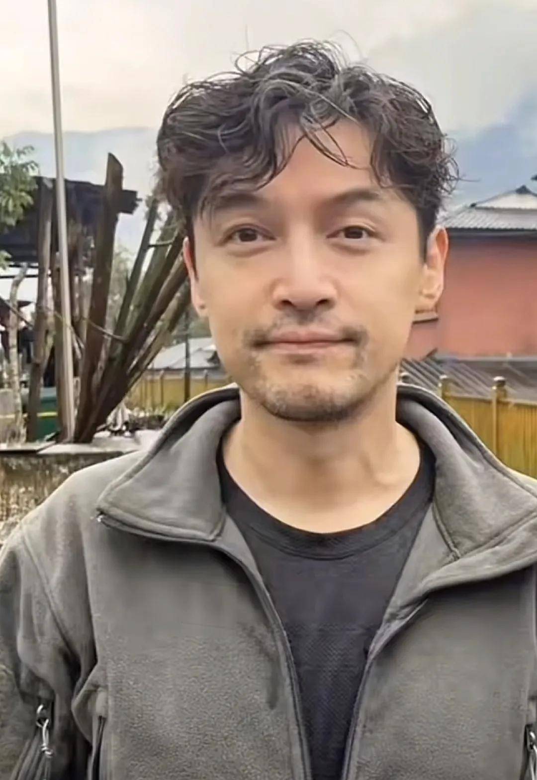 胡歌去西藏过藏历新年状态回春变嫩了和朋友自驾游难掩开心