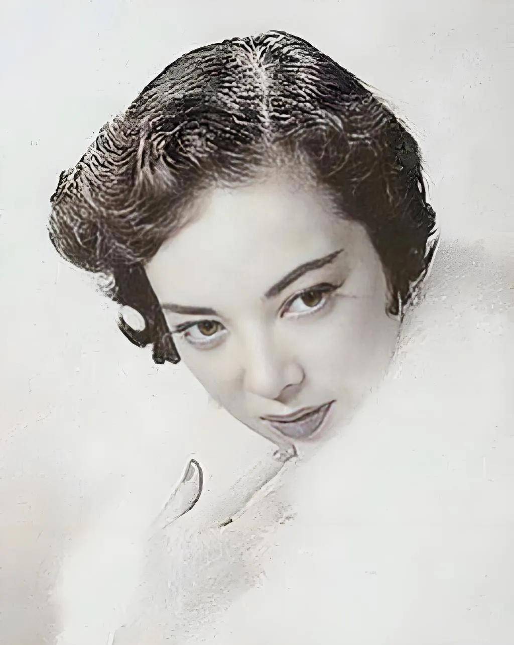 李香兰为日本人拍摄电影,审判汉奸时,她说出真实身份,免于一死
