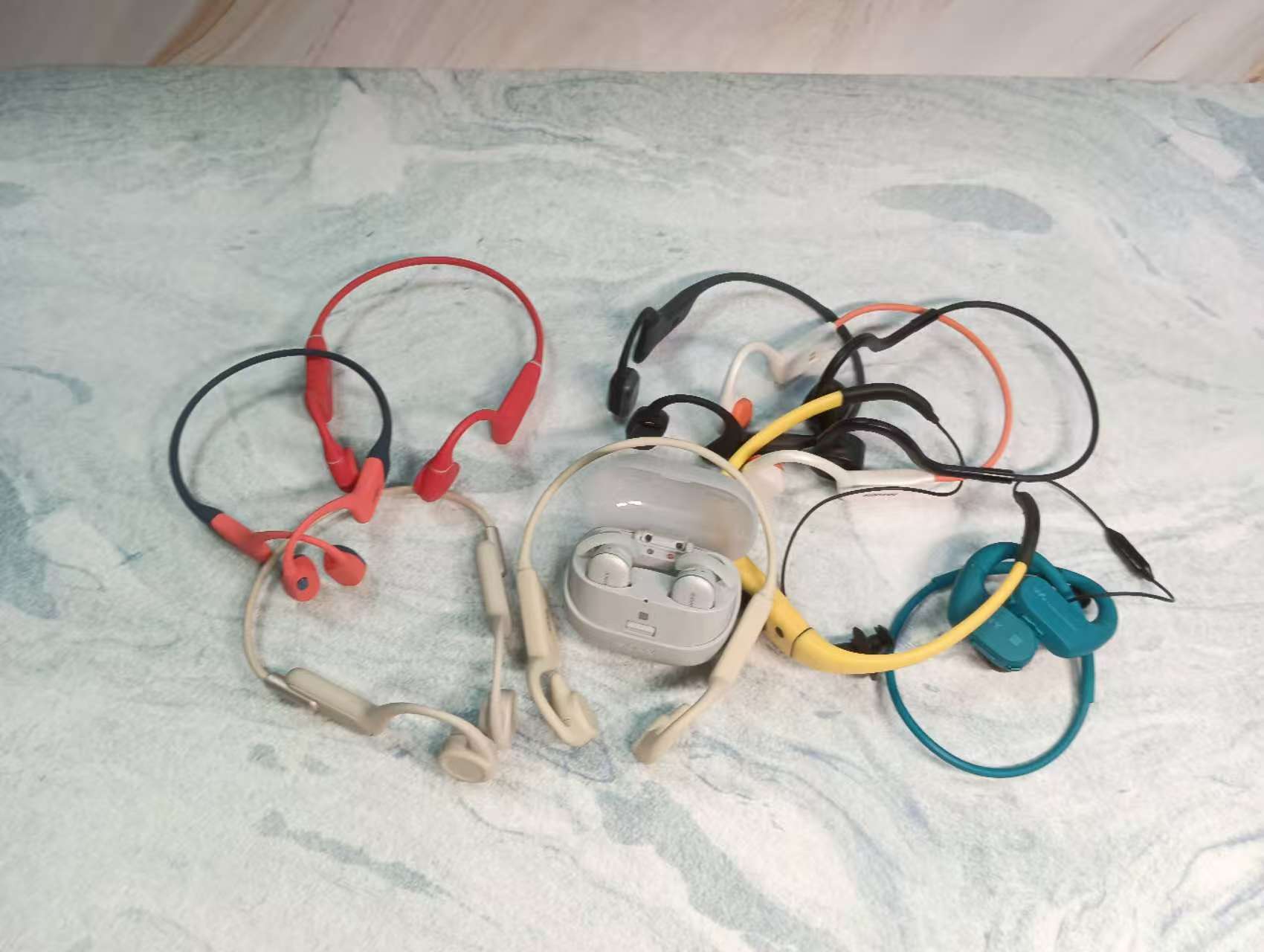 游泳耳机入耳式好,还是骨传导好?游泳耳机推荐品牌大揭秘!