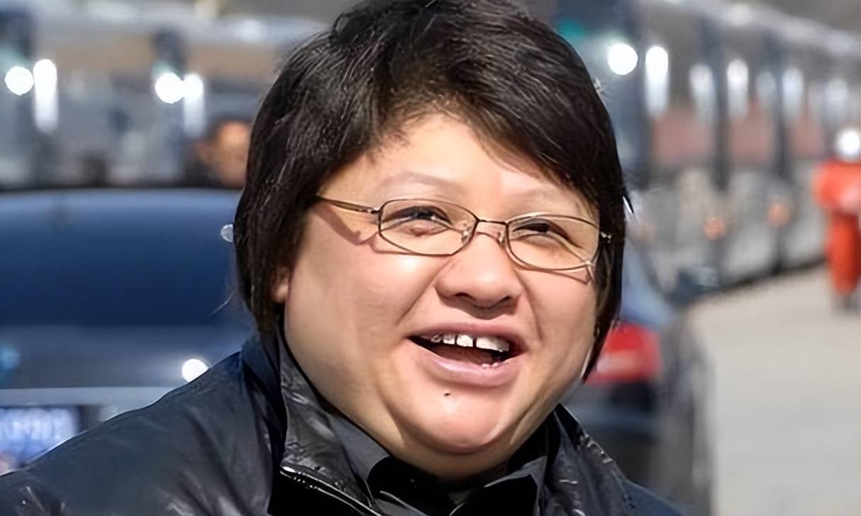 韩红官宣喜讯!脸庞瘦了颜值上升,手部受伤做手术,上牙豁口明显