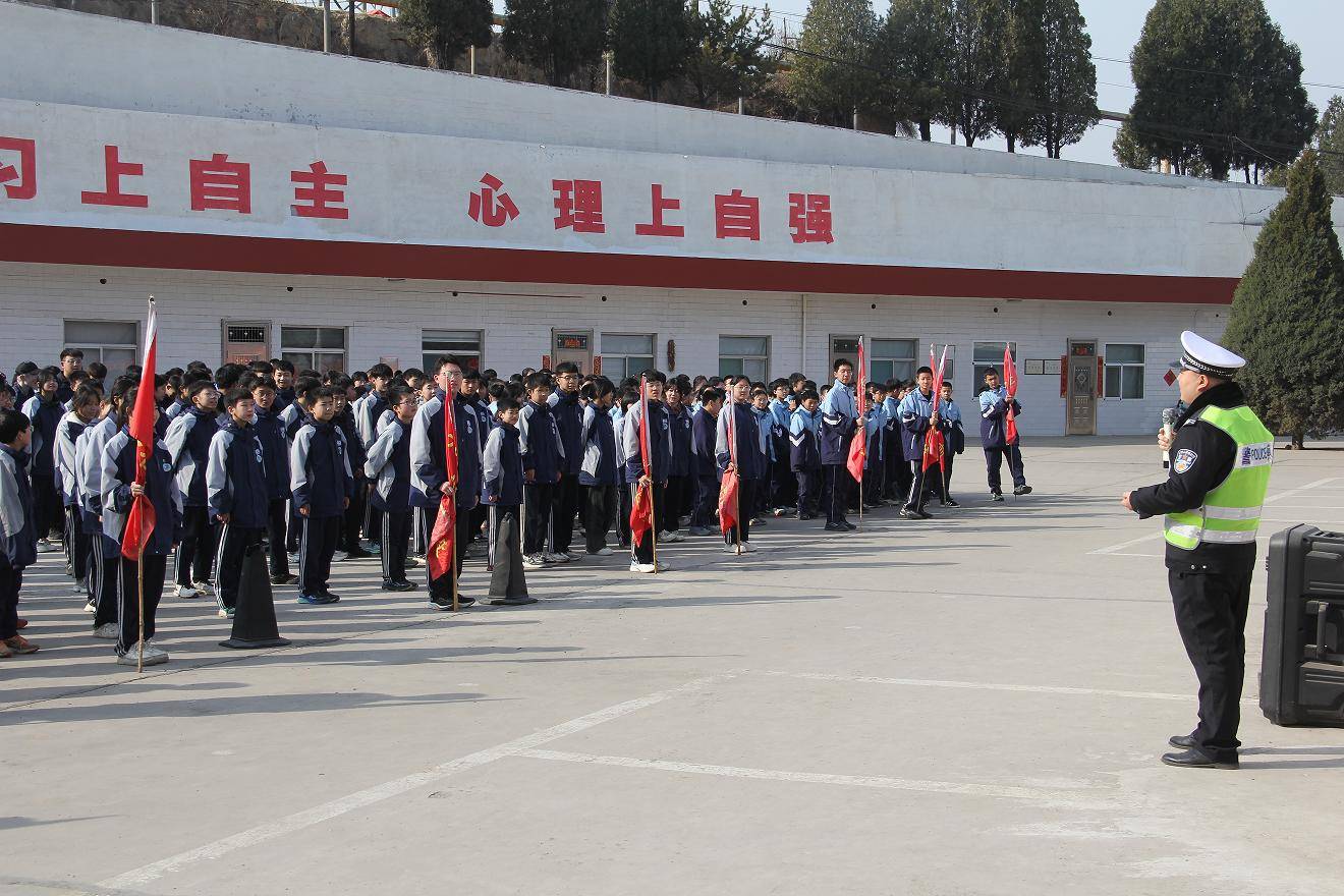 柳林:交通安全进校园 筑牢防线伴成长