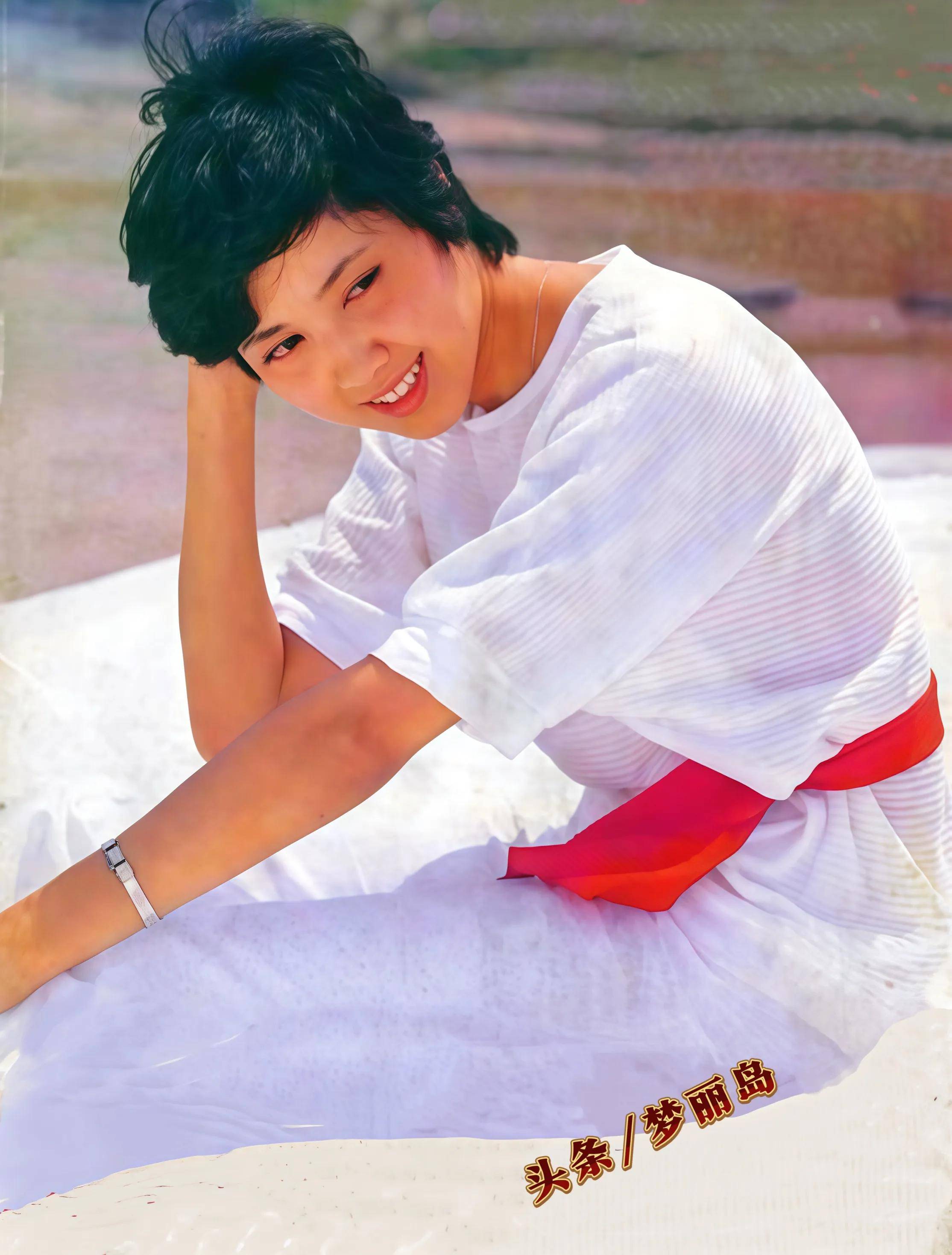 八十年代,那个纯真的年月,有着诗画般的浪漫美好,那时的服装,简朴