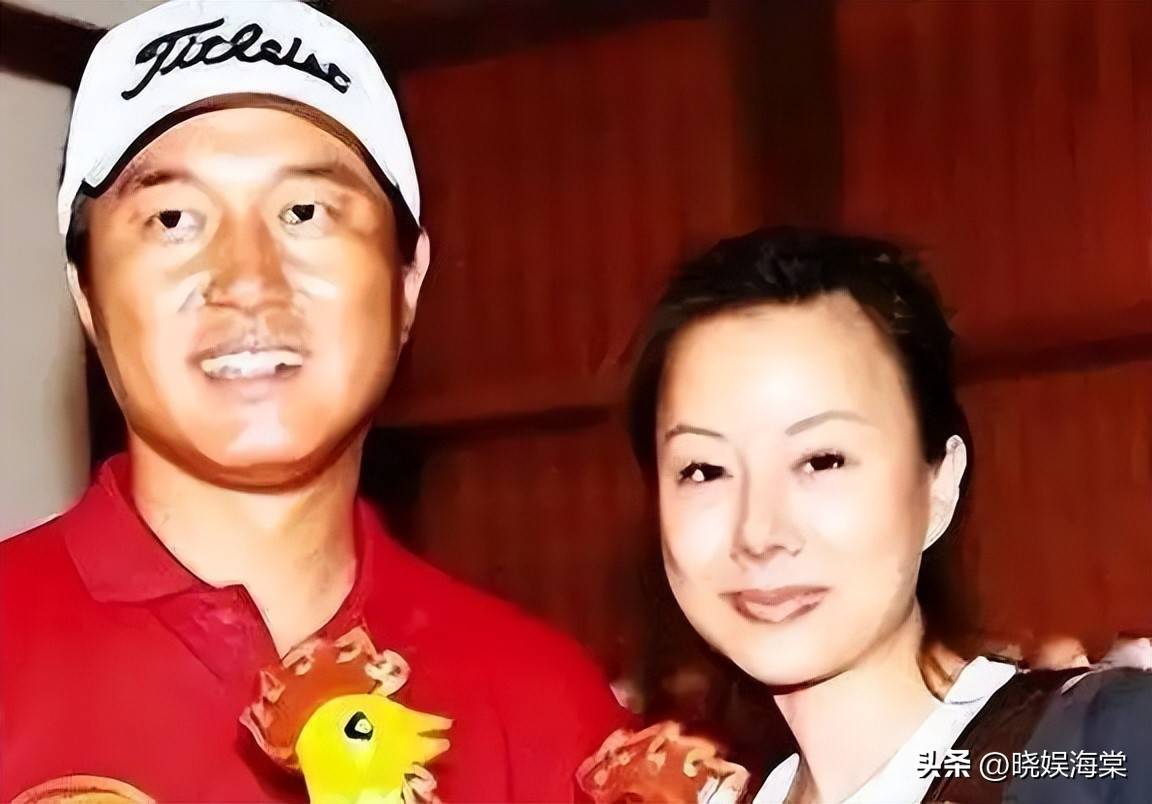 满文军和富二代妻子李俐的火速结婚,让网友嗅到了不对劲.