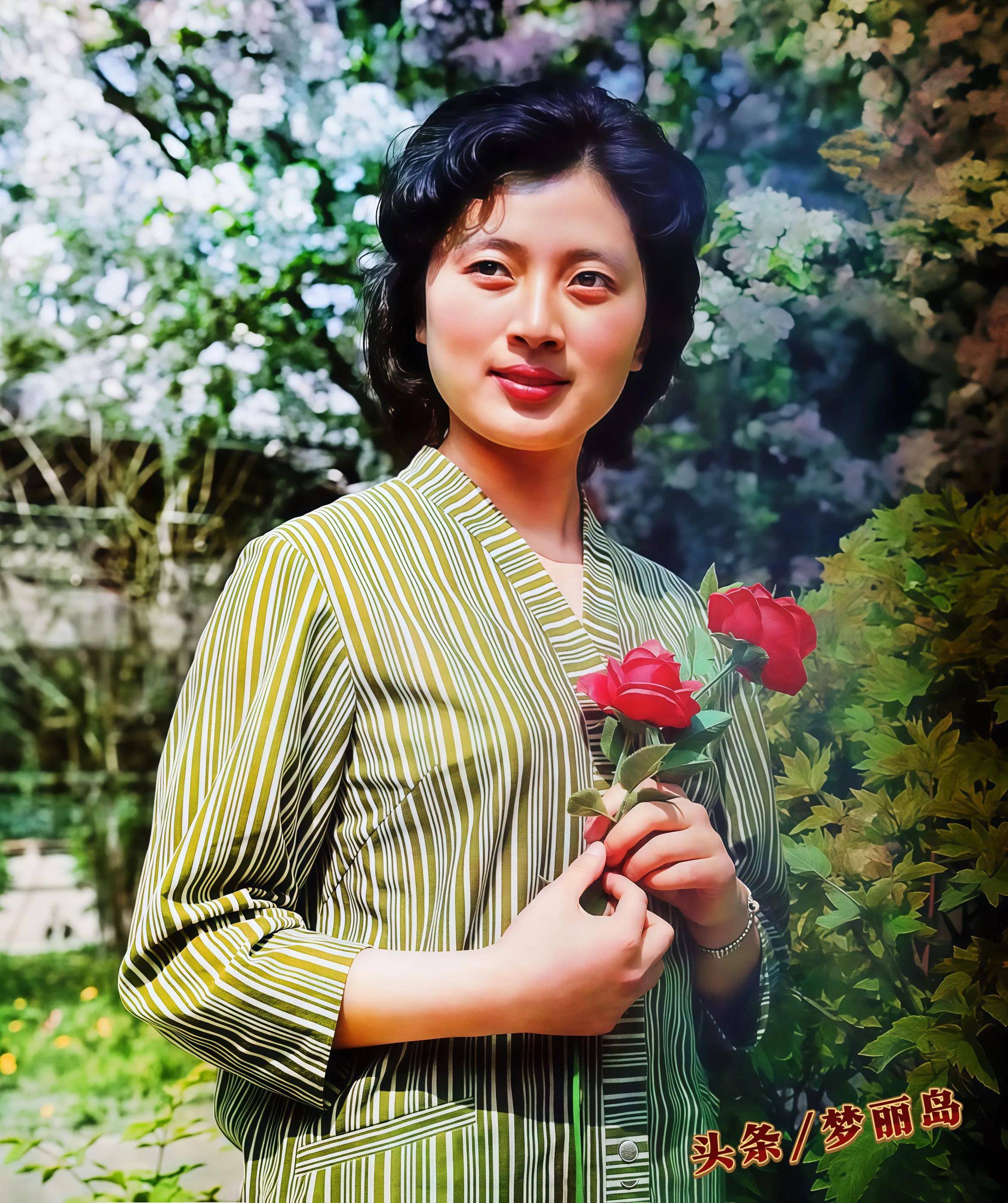 八十年代那个纯真的年月有着诗画般的浪漫美好那时的服装简朴明