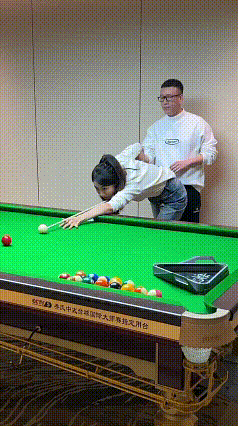 54岁孙红雷陪小15岁娇妻打台球, 夫妻互动超有爱, 结婚10年恩爱如初