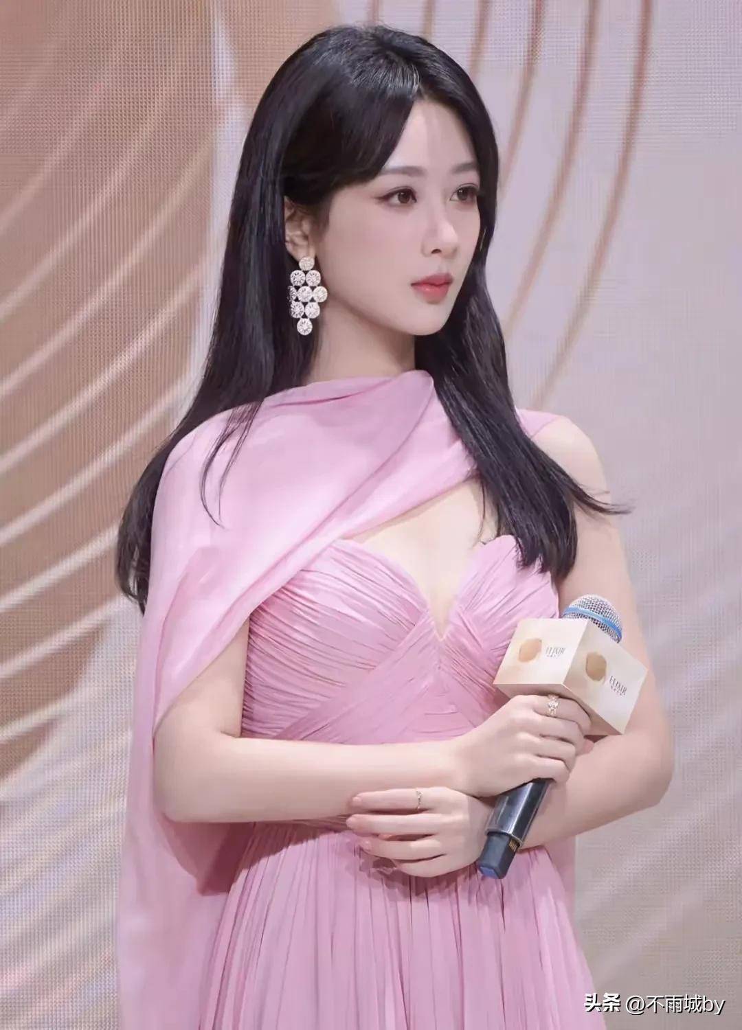 杨紫粉色吊带裙艳压红毯花朵耳环反差出圈甜妹变冷御姐