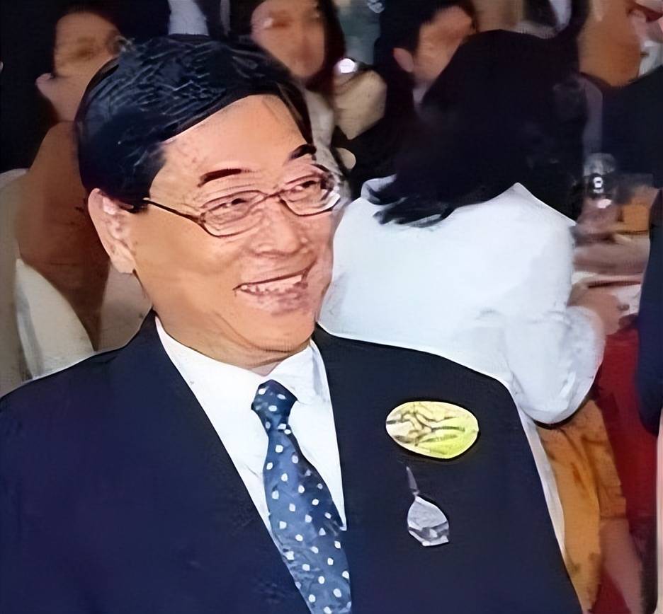 雌雄同体小龙女,被老头白睡10年,还倒贴上个,下场唏嘘