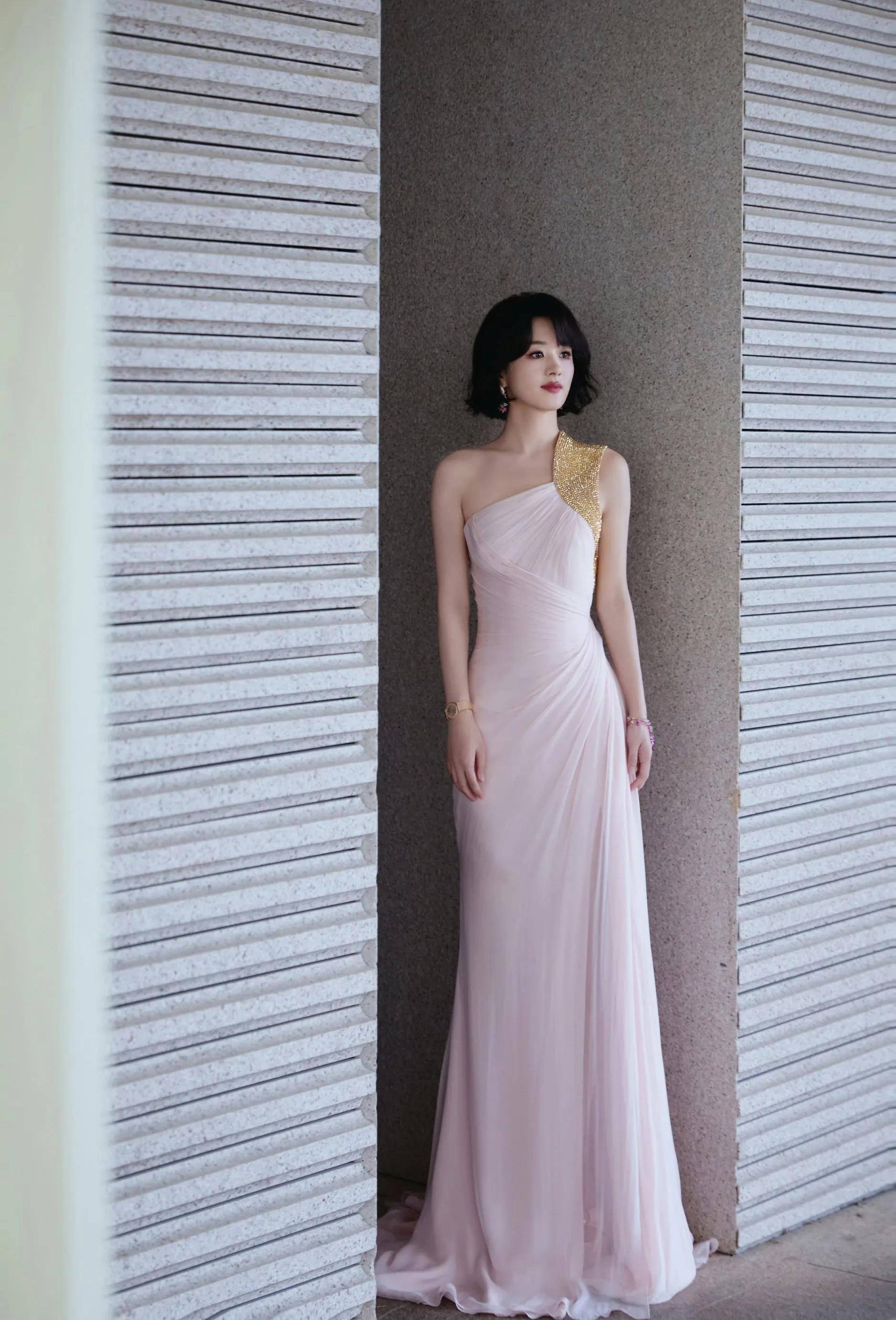 短发赵丽颖也很迷人,身穿粉色长裙出席典礼,优雅大气!