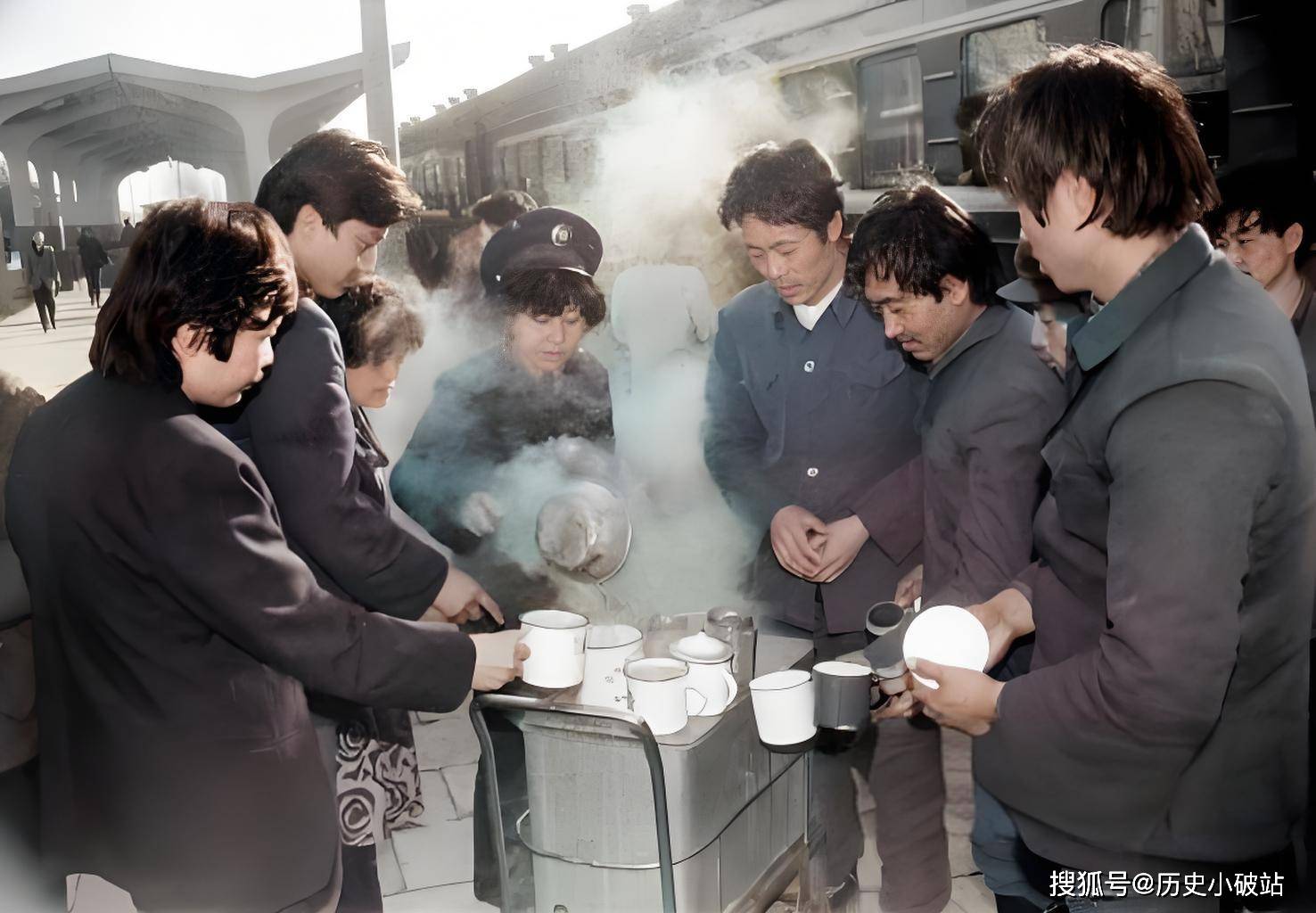 改革开放初期上色老照片:白族女青年烫发,南充影院的歌词单