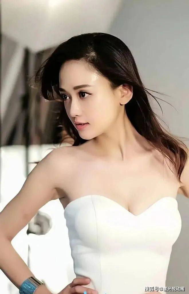 迷人瞬间：明星写真展露俏皮与性感魅力  第3张