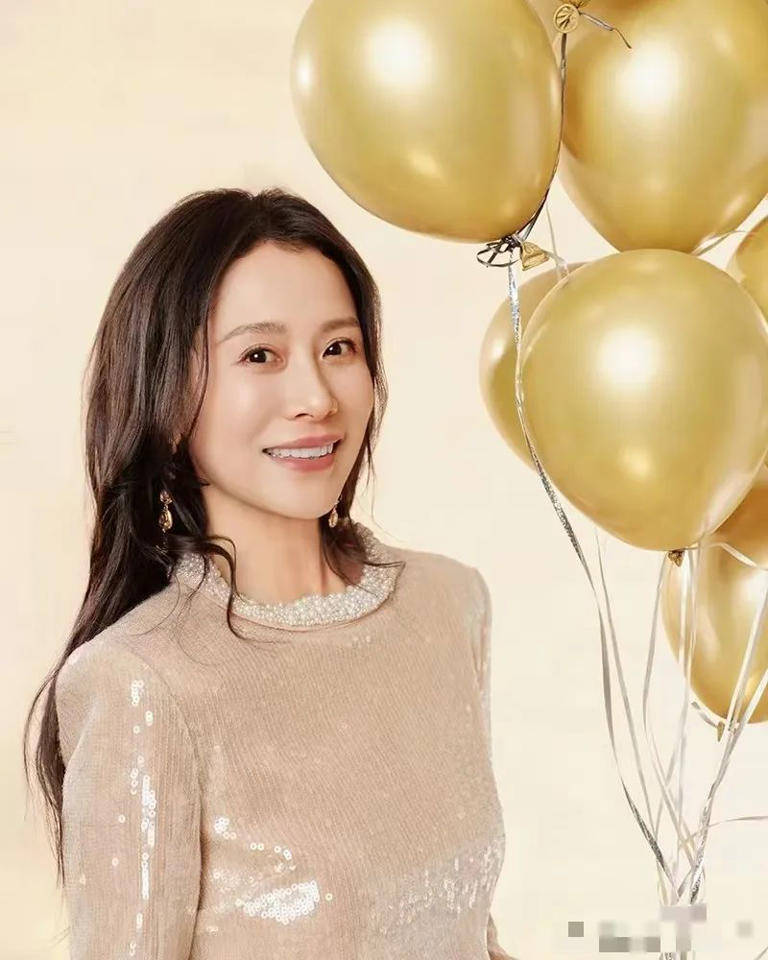 海清终于放弃"微商头"!长发穿短裙惊艳全网,温柔甜美大长腿