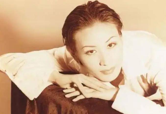 在父母的极力反对之下,胡兵与包海青含泪分手,还不等胡兵找机会说服