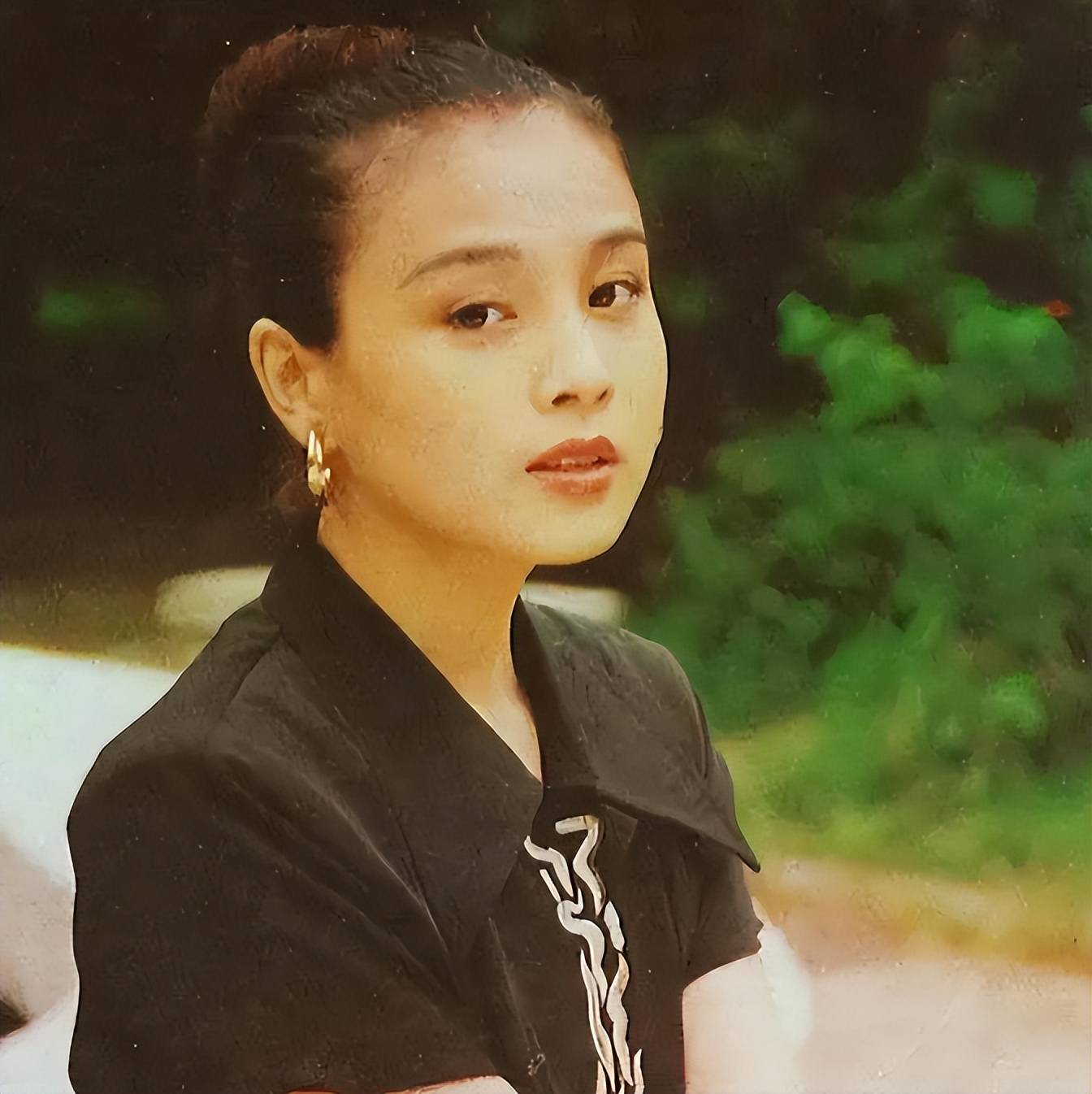 演员赵明明刚出产房被离婚独自抚养女儿23年风光背后有泪水