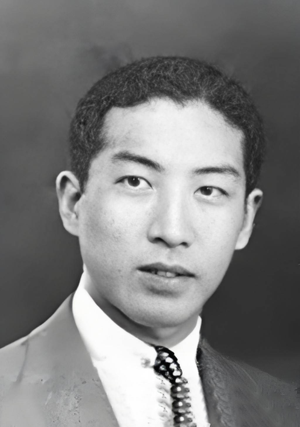 姚克毕业于苏州东吴大学,后赴美国耶鲁大学深造