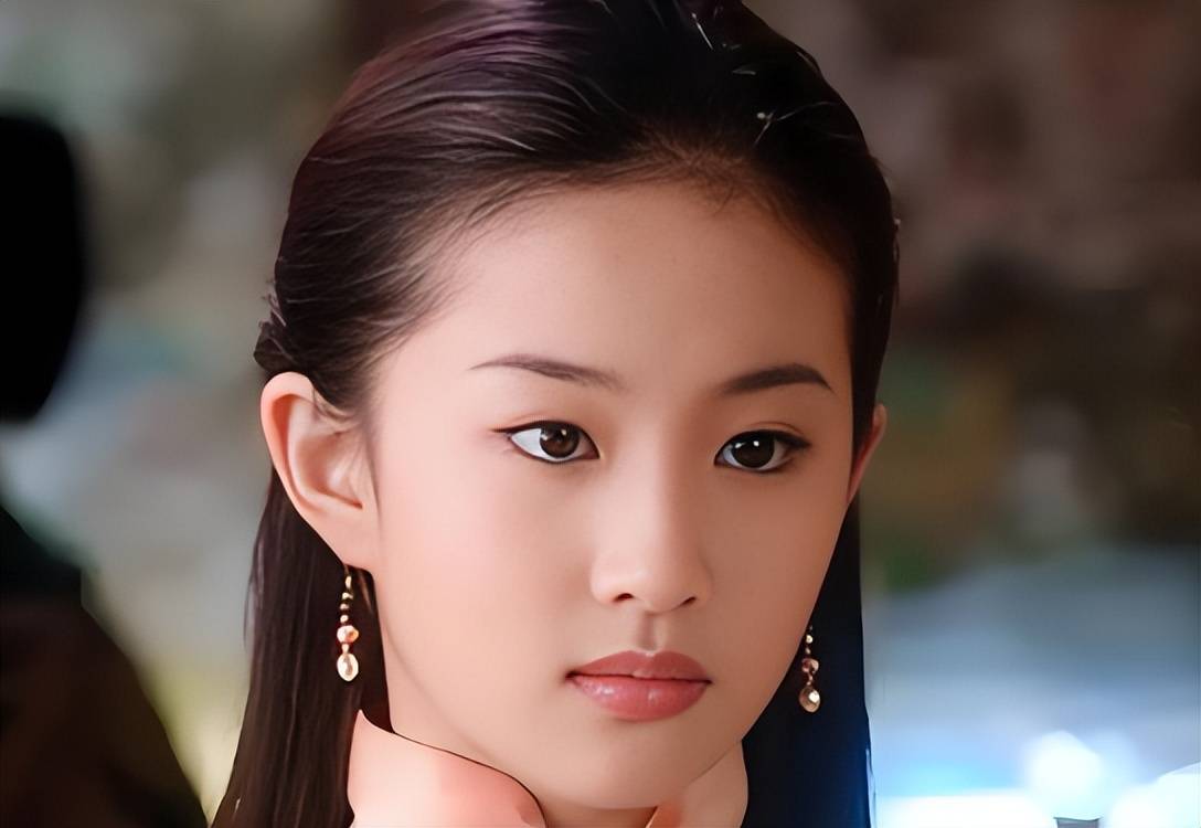 刘亦菲上学时为啥没有人追?当看到她的学生照后,网友:这谁敢追