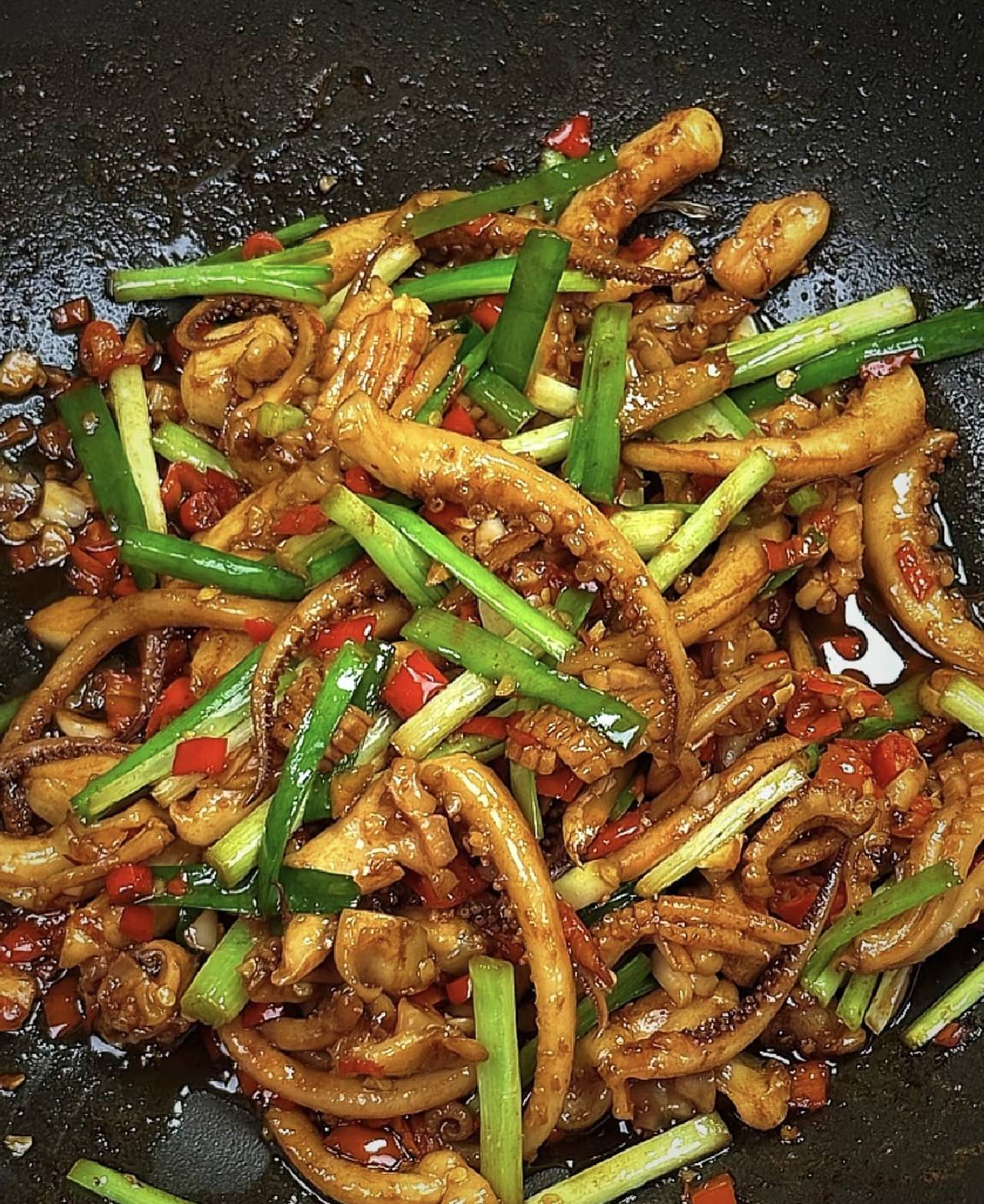 "爆炒鱿鱼须的鲜香美味,鱿鱼须脆嫩多汁,搭配辣椒和葱姜蒜大火快炒