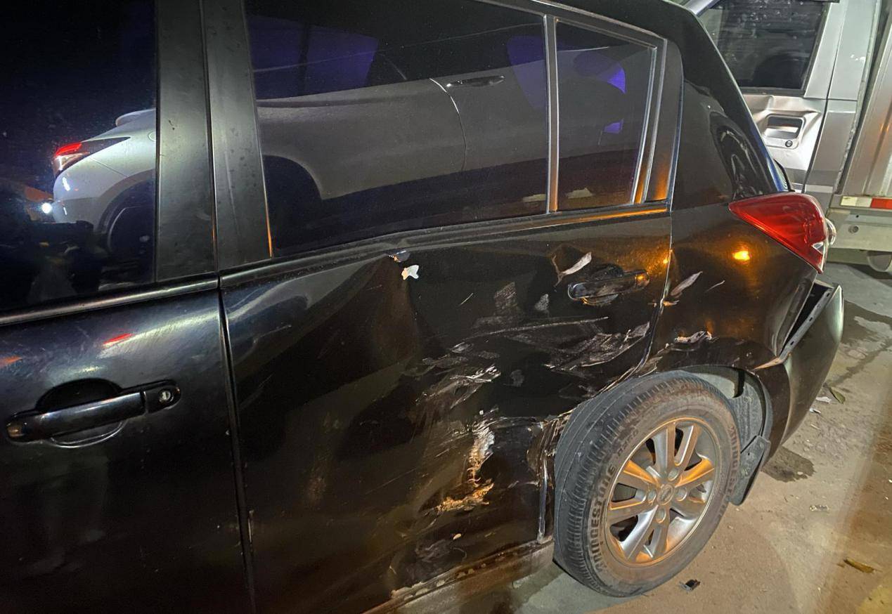 车辆被撞后拖至奥迪4s店一个月未修,接待员发假照片应对?车主怒了