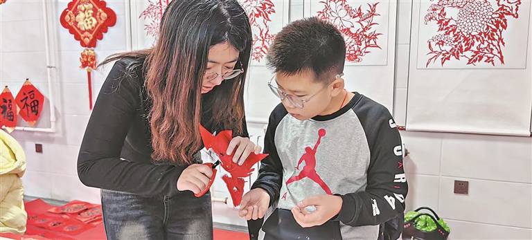 22岁齐大学子投身公益，用剪纸为留守儿童驱散孤独