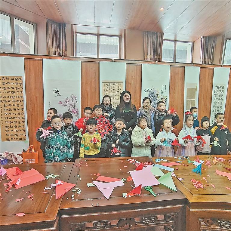 22岁齐大学子投身公益，用剪纸为留守儿童驱散孤独