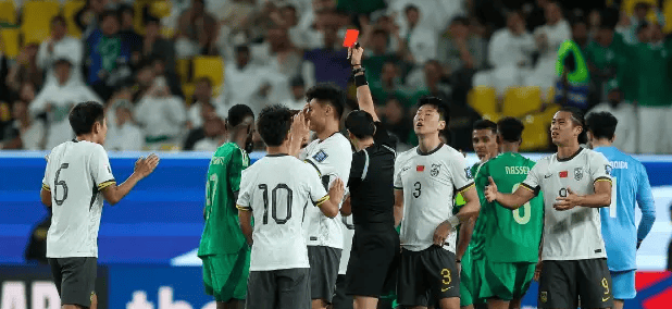 国足出线艰难，锻炼新人能否杀出一条血路？，国足战澳困境重重，新人上位能否带来转机？