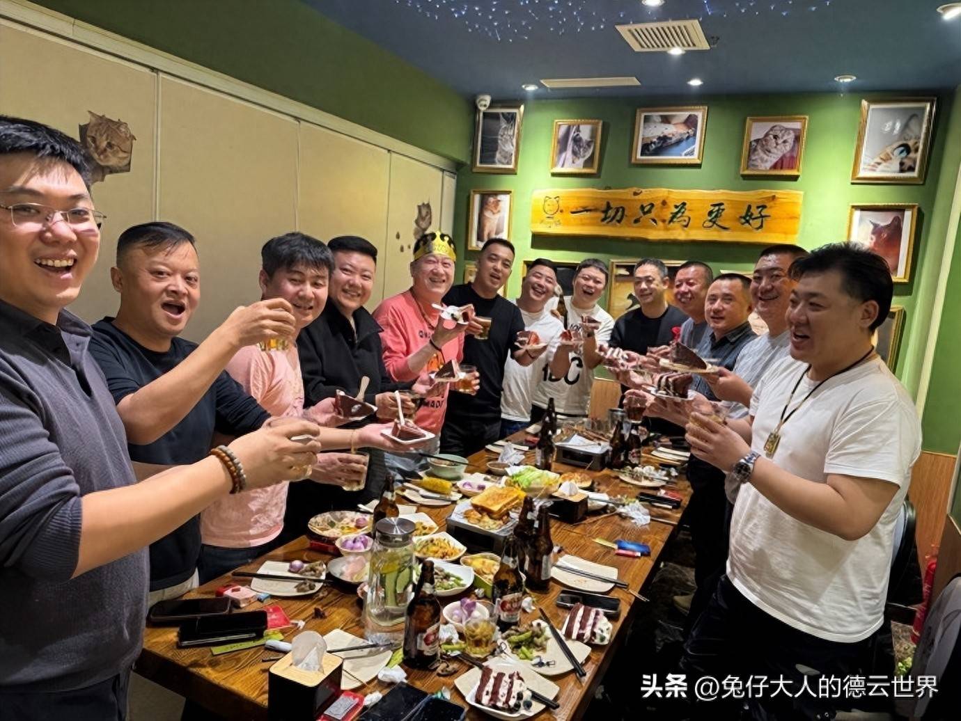 德云社张鹤伦深夜晒聚会照,40岁生日在剧组度过,场面很是热闹