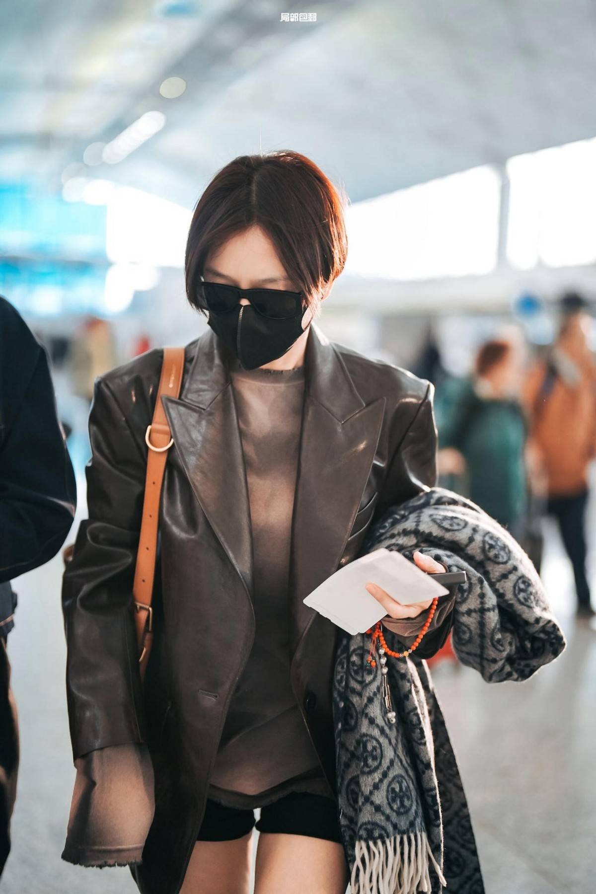 秦岚剪了短发带火了机场穿搭!45岁穿皮衣 短裤,戴墨镜像女王!