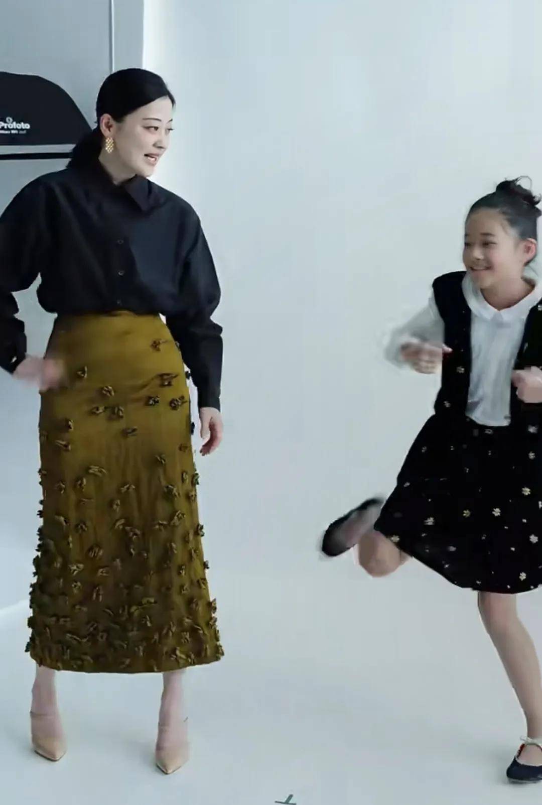梅婷与女儿同框好温馨颜值演技双在线网友简直缩小版的梅婷
