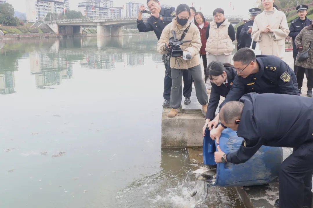多部门齐聚大邑斜江河，共筑“世界水日”生态防线，大邑斜江河“世界水日”活动：修复生态，普及水法