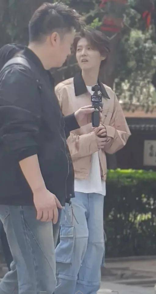 鹿晗现身佛寺，是复出前奏还是另有隐情？，鹿晗佛寺拍Vlog欲复出，事业与感情路能否柳暗花明？