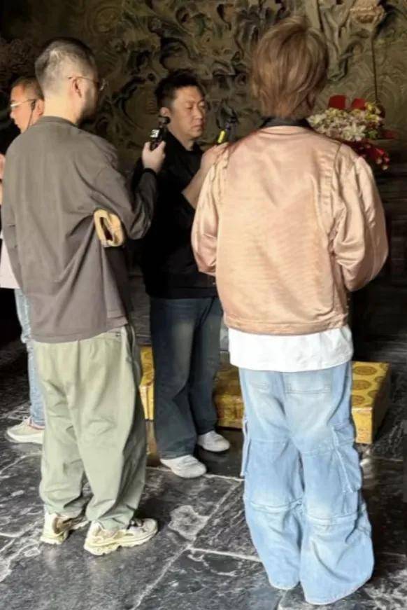 鹿晗现身佛寺，是复出前奏还是另有隐情？，鹿晗佛寺拍Vlog欲复出，事业与感情路能否柳暗花明？