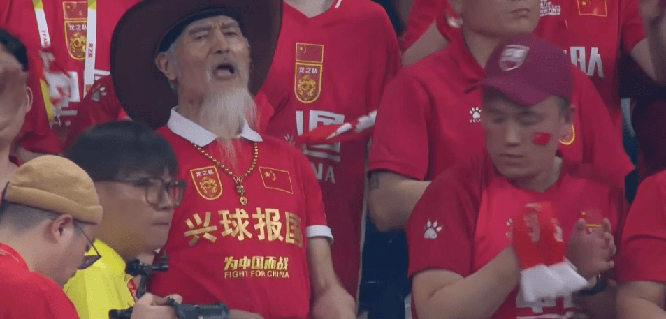 激战！国足主场憾负澳大利亚，球迷不离不弃 0-2惨败！国足主场遭遇澳大利亚痛击