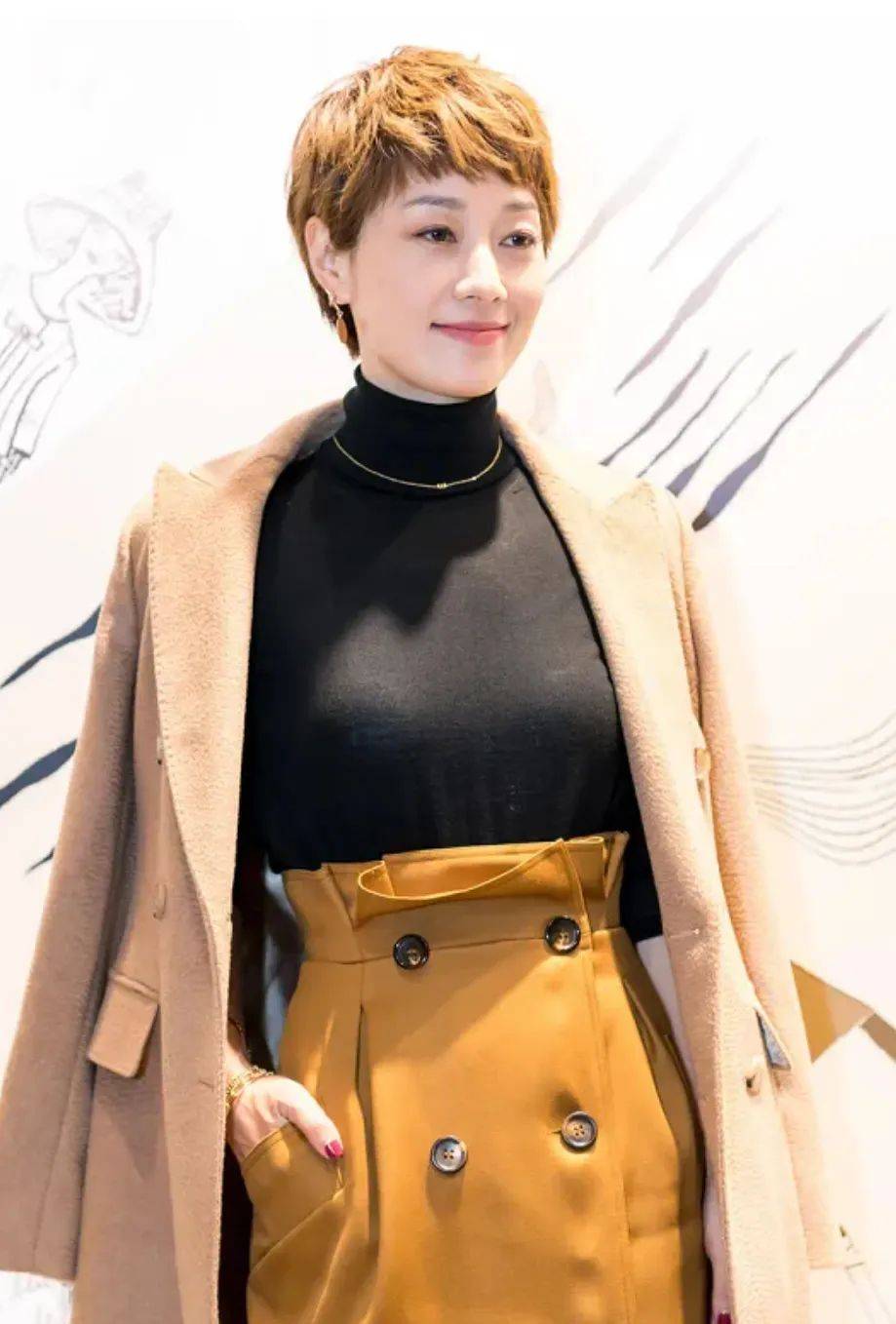 48岁马伊琍恋爱后大变样剪短发打扮时髦容光焕发女人味都快溢出屏了