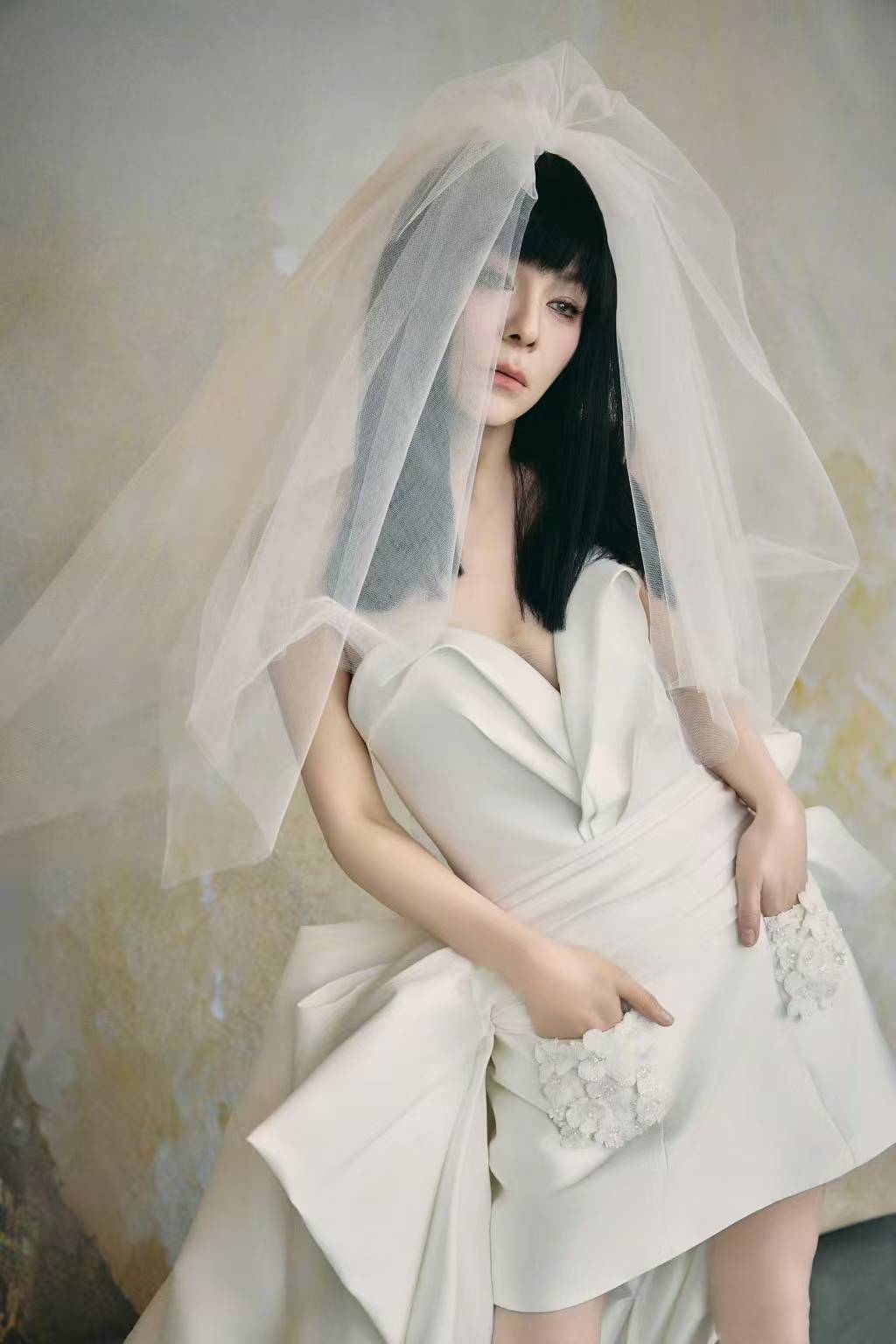55岁王琳穿白色婚纱走秀!满脸高科技,"雪姨"大变样,太吓人了