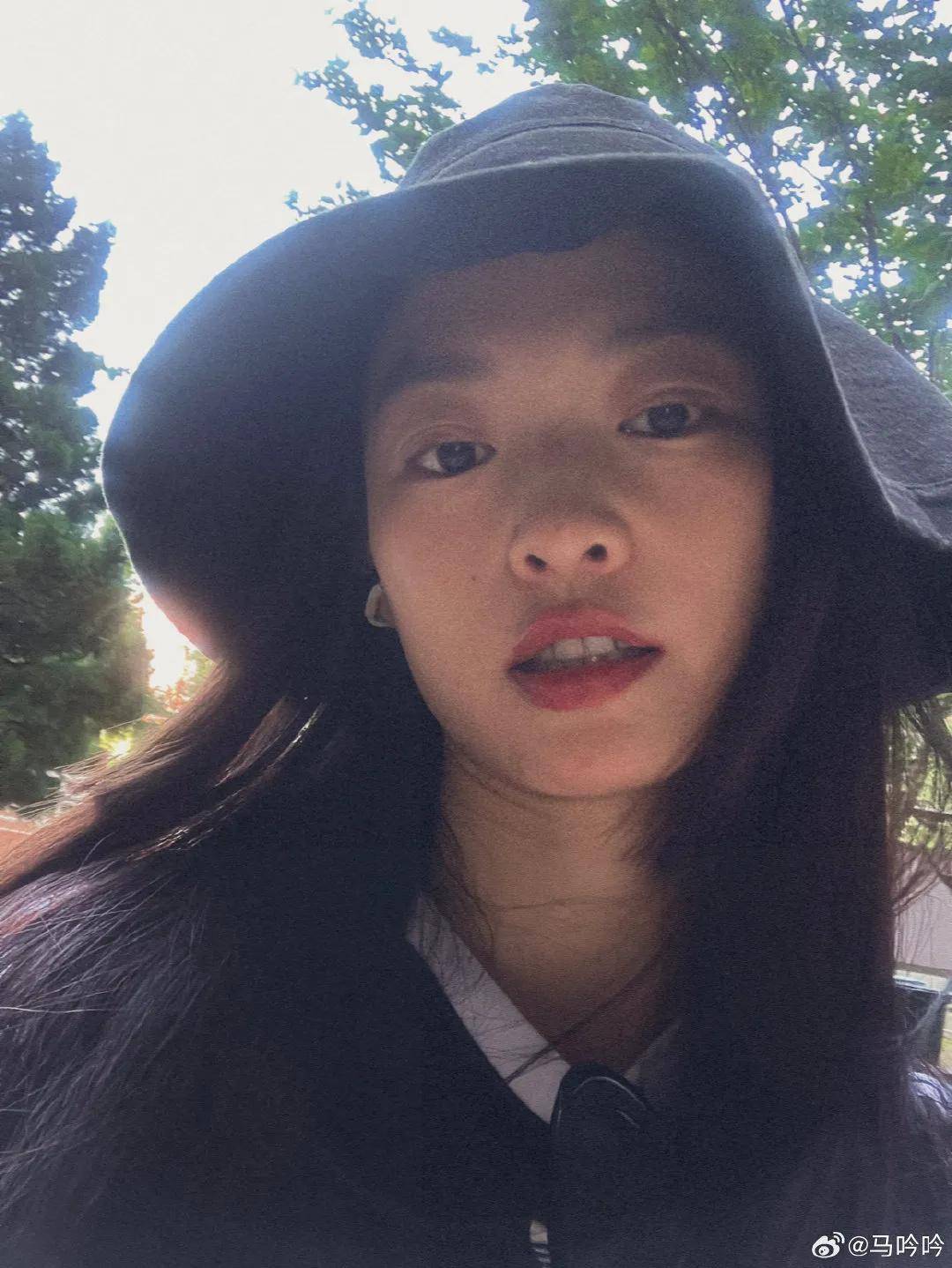 现实生活中的马吟吟与剧中形象截然不同虽缺少了华丽与高级感却多了
