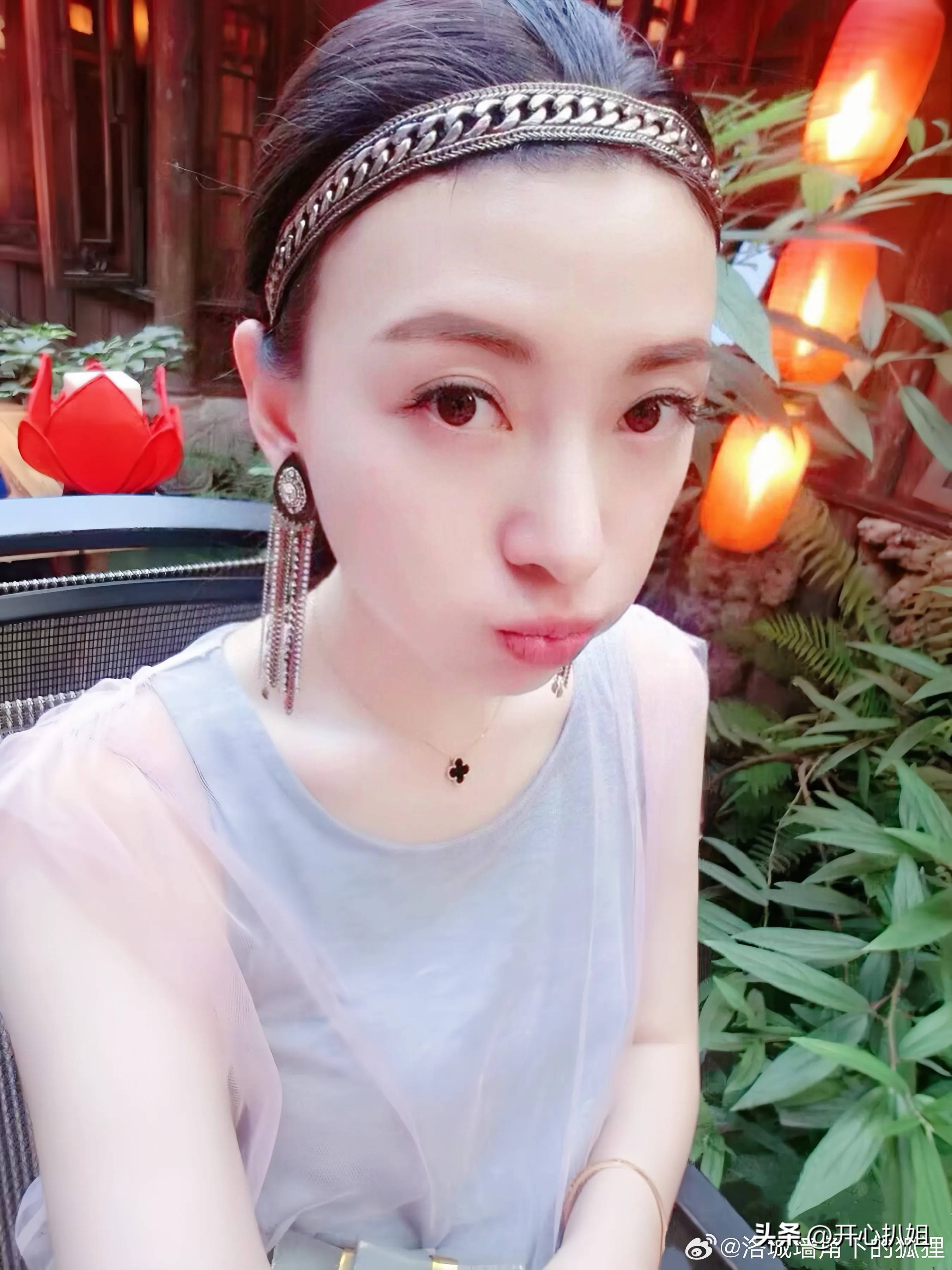 薛之谦一家三口现身,6岁儿子身高惊人,像极了超模妈妈高磊鑫!