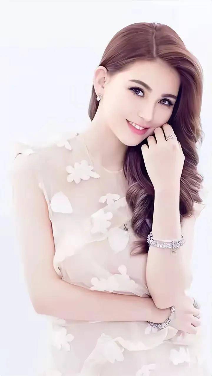 周杰伦老婆昆凌咋造成这样了?当年的混血洋娃娃现在又黑又瘦好老