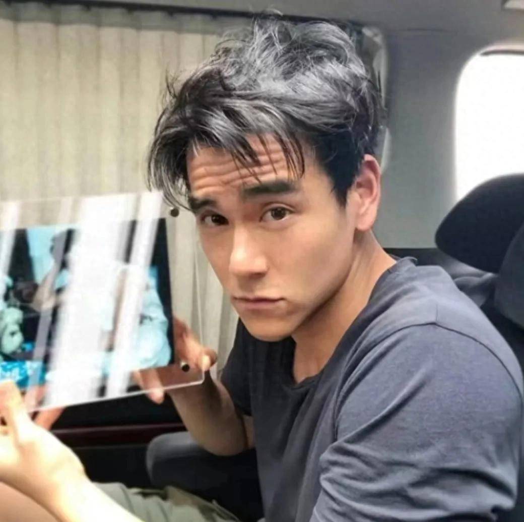 彭于晏和母亲还有妹妹一起遛狗,全家人都酷爱运动,相处也超温馨