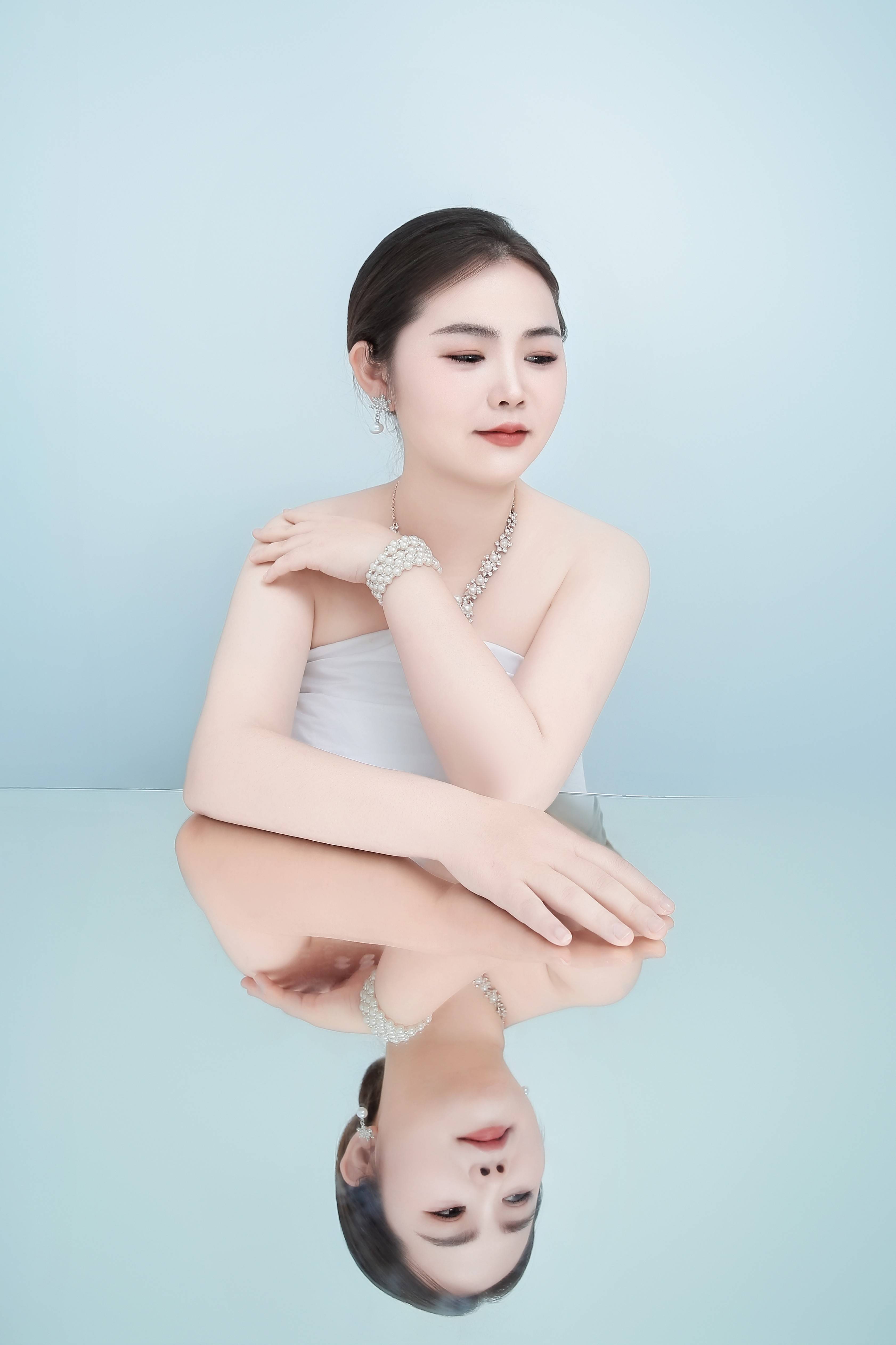 丁莉温婉自信绽放光彩