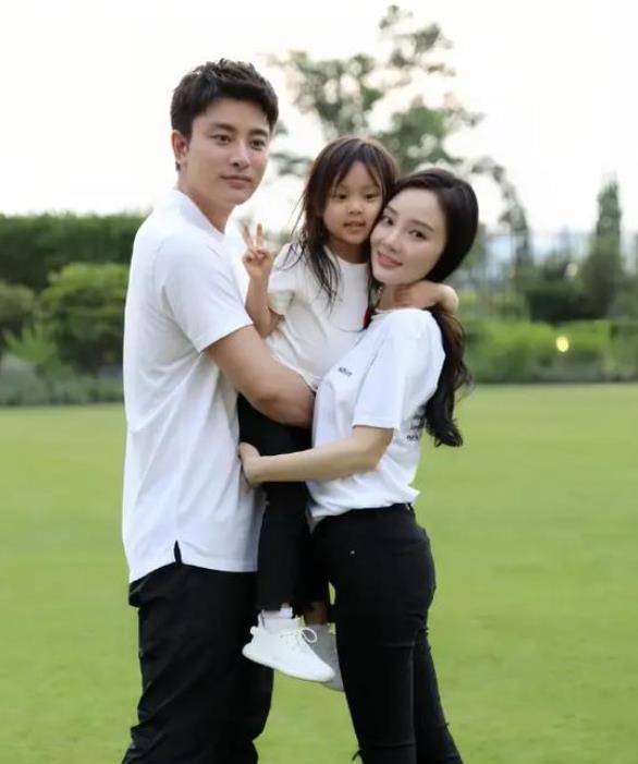 43岁李小璐公开晒照,和小鲜肉依偎一起,网友:再见,贾乃亮!