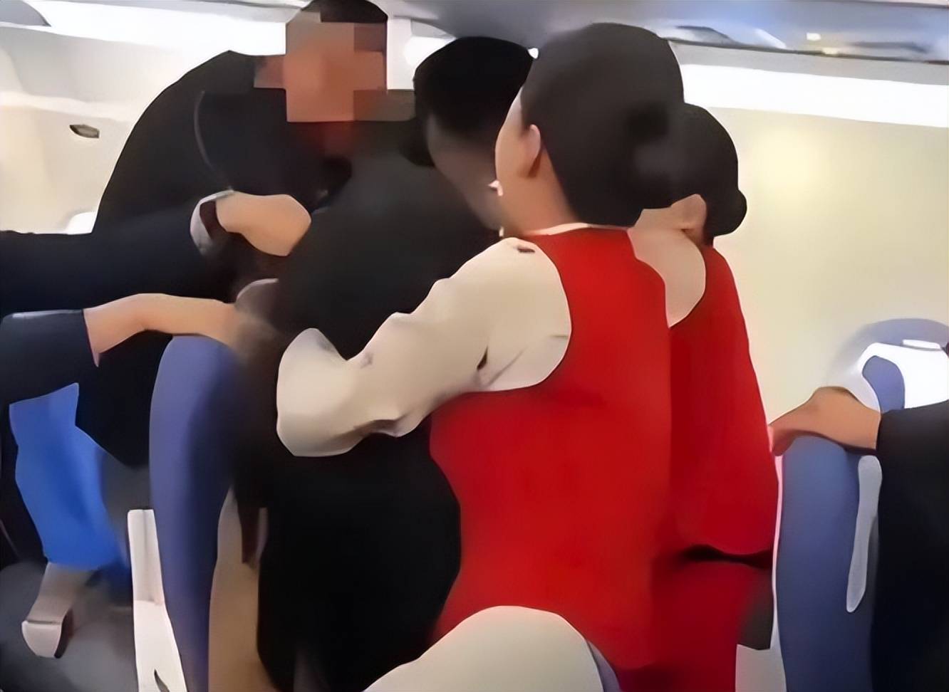 空姐被咬最新后续:咬人女乘客面目狰狞,已被移交警方,原因曝光