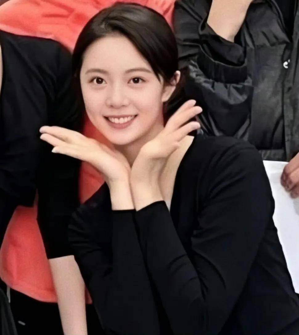 蒋依依才24岁,花期也太短了,看着一把年纪的样子,她经历了什么